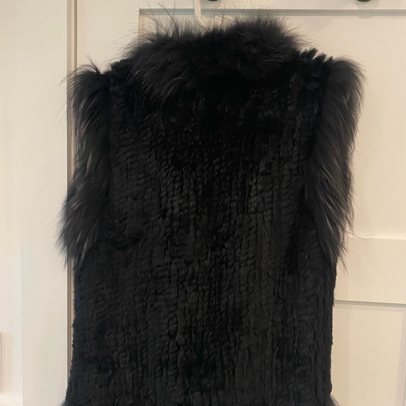 Saks fifth avenue fur vest. Black. Size S/M - Picture 5 of 13